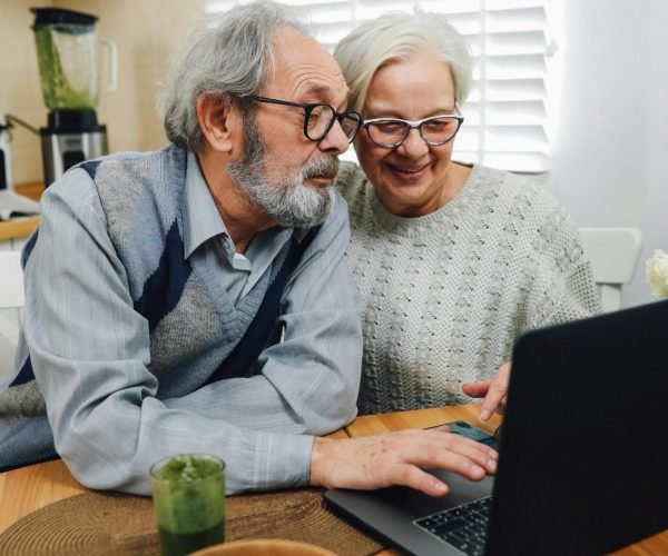 un couple belge comparant les prix de l’energie sur belgique energie. un couple belge comparant les prix de l'energie sur belgique energie.